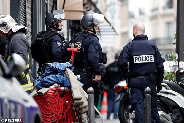 Một người đàn ông bị nghi là khủng bố bắt cóc 3 con tin tại Paris - Ảnh 2.