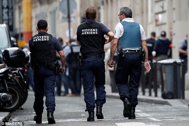 Một người đàn ông bị nghi là khủng bố bắt cóc 3 con tin tại Paris - Ảnh 4.