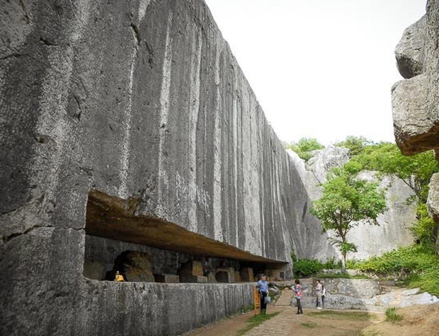 Tấm bia đá bí ẩn ở Trung Quốc: Nặng hơn 31.000 tấn, cao gần bằng tượng Nữ thần Tự Do - Ảnh 1.