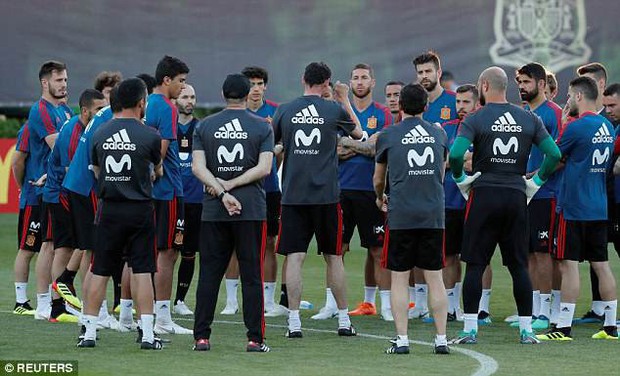 Ngày tập đầu tiên đầy căng thẳng của đội tuyển Tây Ban Nha sau khi sa thải HLV Lopetegui - Ảnh 1.