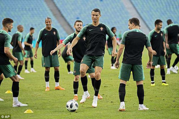 Ronaldo khoe cơ bắp cuồn cuộn trước trận đối đầu với Tây Ban Nha - Ảnh 1.