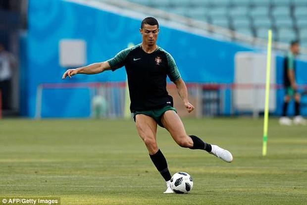 Ronaldo khoe cơ bắp cuồn cuộn trước trận đối đầu với Tây Ban Nha - Ảnh 3.