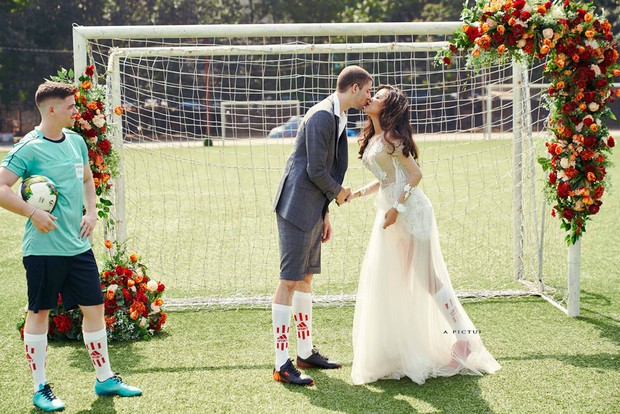 Ảnh cưới siêu lầy mùa World Cup: cô dâu Việt và chú rể Pháp mặc lễ phục nhưng đi giày thể thao và chụp ảnh ở sân bóng - Ảnh 2.