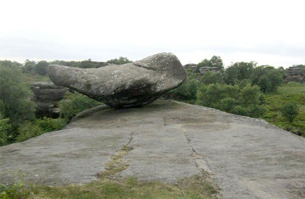 Tác phẩm điêu khắc tự nhiên 320 triệu năm tuổi tại Anh vừa 5 thanh niên bị phá hủy... cho vui - Ảnh 4.