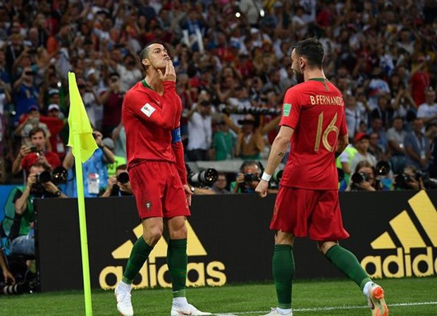 Ngộ nghĩnh khoảnh khắc Ronaldo vuốt râu ăn mừng: Đây là chiến thư CR7 gửi tới Messi? - Ảnh 1.