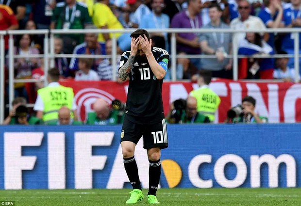 Khoảnh khắc Messi cúi đầu xin lỗi người hâm mộ thật đáng thương - Ảnh 6.