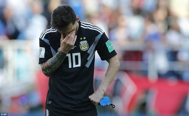 Khoảnh khắc Messi cúi đầu xin lỗi người hâm mộ thật đáng thương - Ảnh 7.