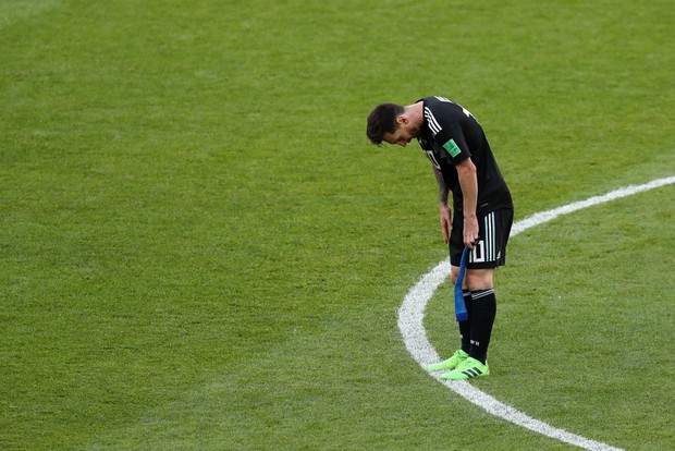 Khoảnh khắc Messi cúi đầu xin lỗi người hâm mộ thật đáng thương - Ảnh 11.