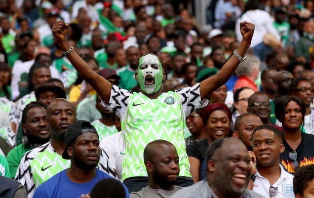 CĐV Nigeria bị cấm mang gà vào sân - Ảnh 2.