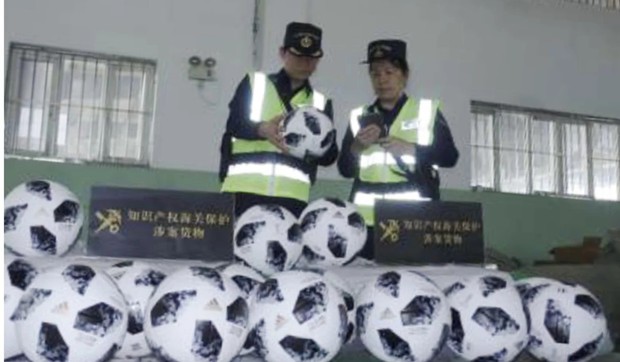 Trung Quốc: Bắt giữ hàng triệu món hàng nhái, hàng giả liên quan tới World Cup  - Ảnh 2.