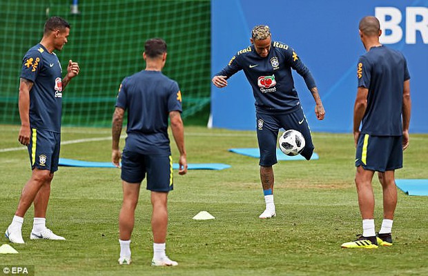 Hình ảnh Neymar ôm mặt đau đớn trên sân tập khiến fan Brazil lo lắng - Ảnh 1.