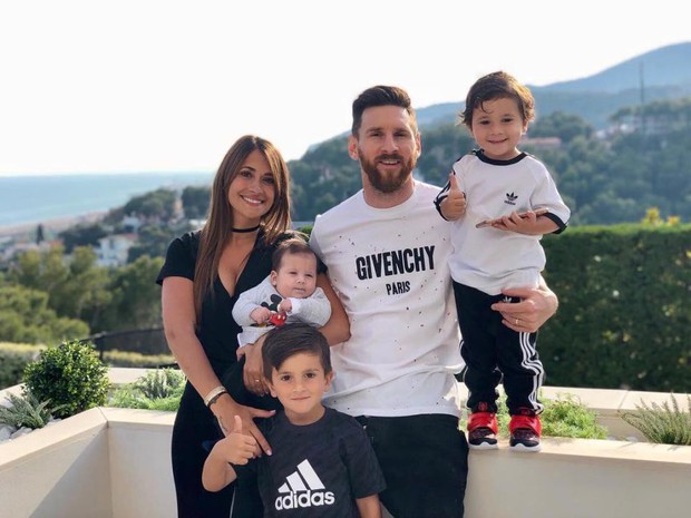 Antonella đăng ảnh cả gia đình, gửi thông điệp ủng hộ tới Messi chơi tốt ở World Cup - Ảnh 1.