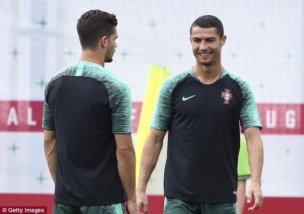 Ronaldo cười tít mắt trên sân tập, tự tin hướng đến những kỷ lục mới - Ảnh 3.