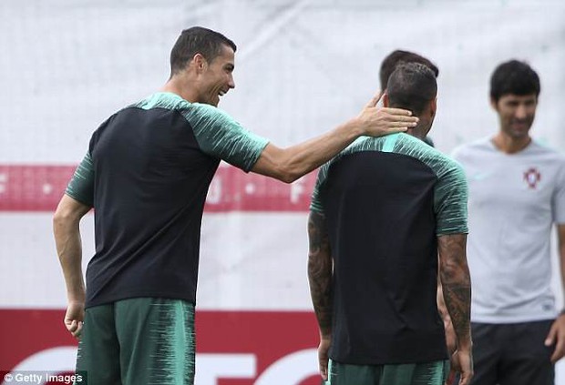 Ronaldo cười tít mắt trên sân tập, tự tin hướng đến những kỷ lục mới - Ảnh 4.