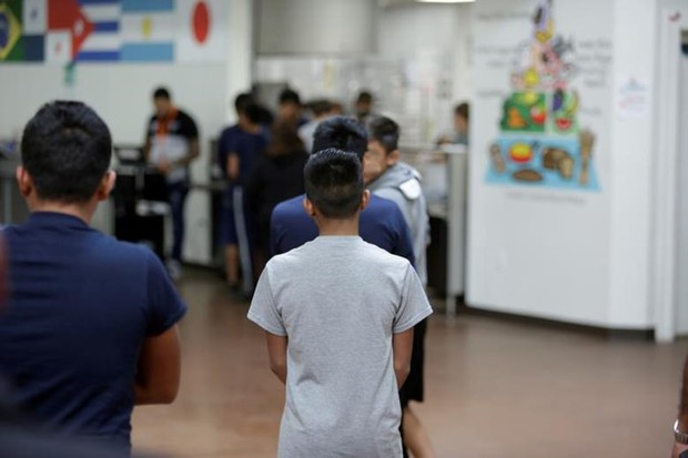 Chùm ảnh: Bên trong một trại tập trung trẻ em nhập cư bất hợp pháp ở Mỹ - Ảnh 2.