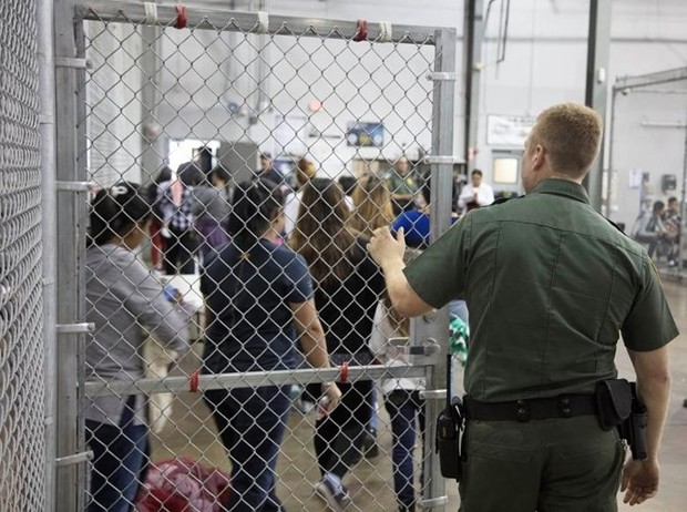 Chùm ảnh: Bên trong một trại tập trung trẻ em nhập cư bất hợp pháp ở Mỹ - Ảnh 11.