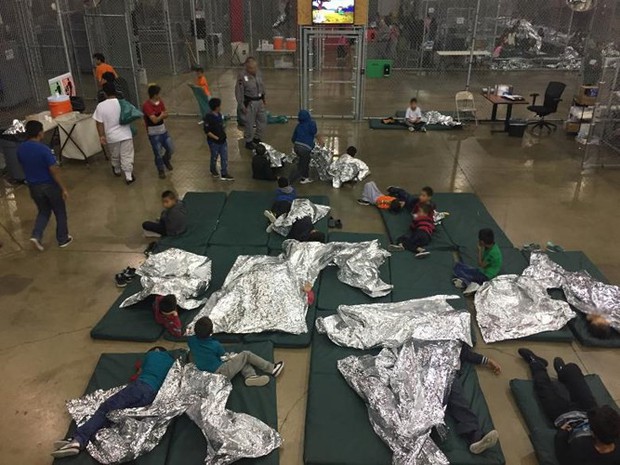 Chùm ảnh: Bên trong một trại tập trung trẻ em nhập cư bất hợp pháp ở Mỹ - Ảnh 9.