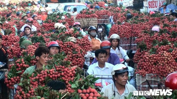 Ảnh: Chợ vùng cao Bắc Giang tắc đường hàng cây số do dân chở vải ra bán - Ảnh 2.