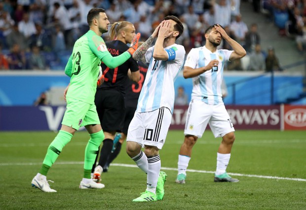 Có một Messi bất lực, đáng thương trong ngày thảm bại của Argentina - Ảnh 5. Có một Messi bất lực, đáng thương trong ngày thảm bại của Argentina - Ảnh 5.