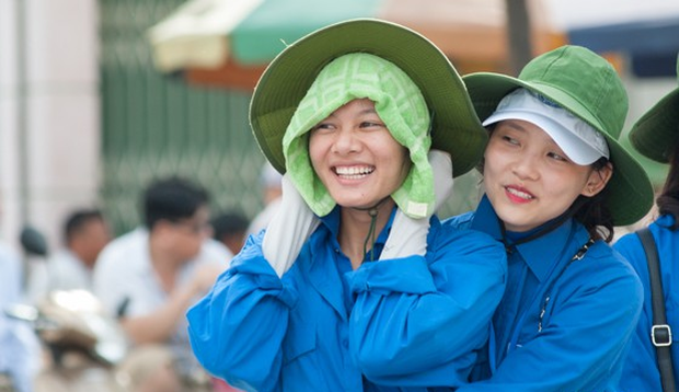Sinh viên tình nguyện - những người hùng lặng thầm của mùa thi đang bị chúng ta lãng quên và lên án - Ảnh 6.
