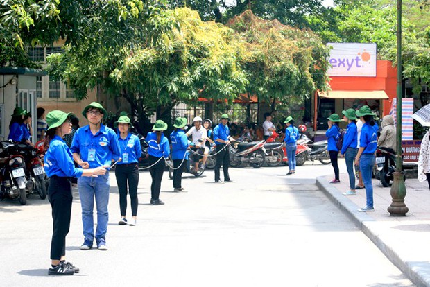 Sinh viên tình nguyện - những người hùng lặng thầm của mùa thi đang bị chúng ta lãng quên và lên án - Ảnh 5.