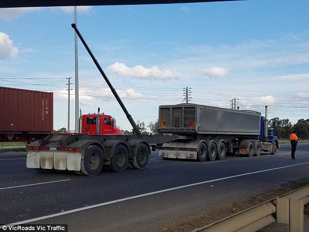 Câu chuyện nước Úc: Một chiếc thùng container nằm dựng đứng giữa đường mà không ai hiểu sao tài xế làm được như vậy - Ảnh 3.