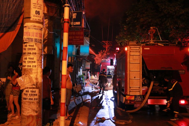 Hà Nội: Xưởng nhựa bất ngờ bốc cháy dữ dội trong đêm - Ảnh 2.