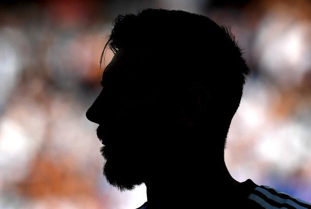 Hãy thả cậu bé ra nào, Messi! - Ảnh 2.