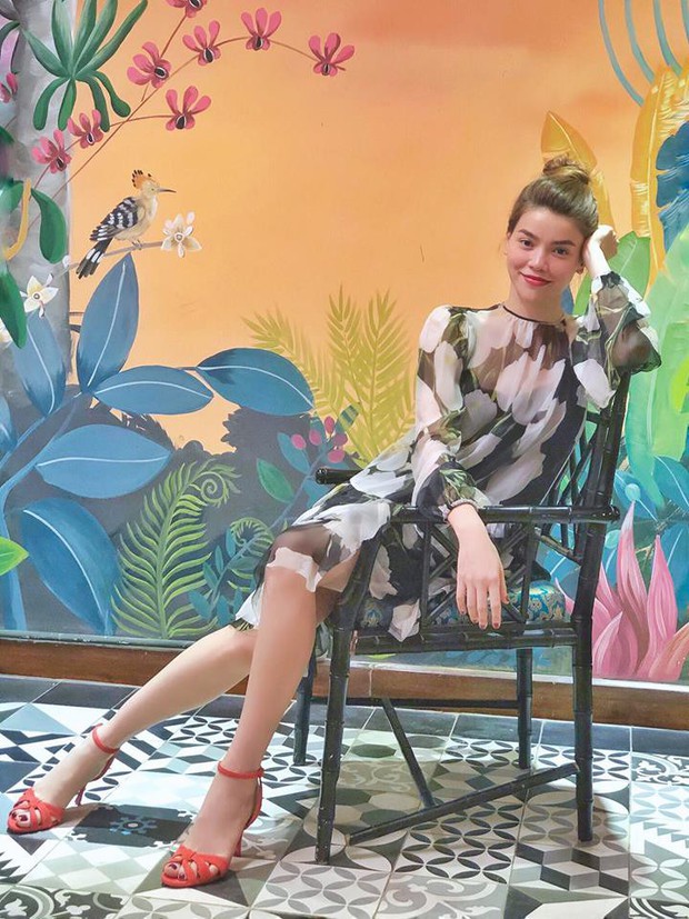 Chi Pu diện street style manly đến lạ, Angela Phương Trinh thách thức trời nóng với phụ kiện nhựa - Ảnh 12.