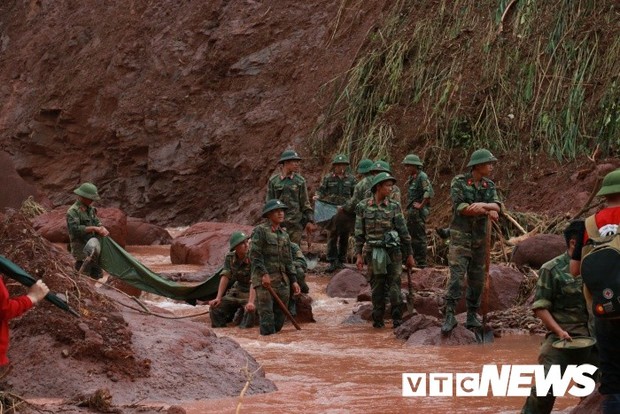Ảnh: Quân dân dầm mình trong bùn đất tìm người mất tích sau trận sạt lở kinh hoàng ở Lai Châu - Ảnh 2.