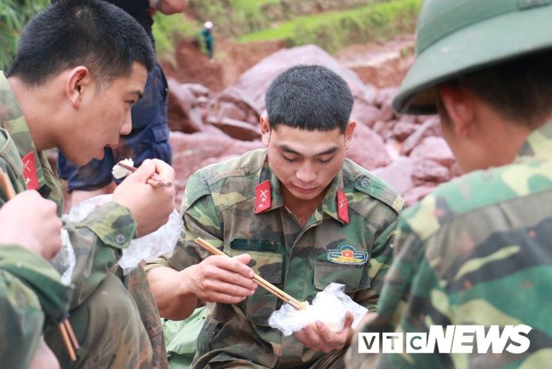 Ảnh: Quân dân dầm mình trong bùn đất tìm người mất tích sau trận sạt lở kinh hoàng ở Lai Châu - Ảnh 8.