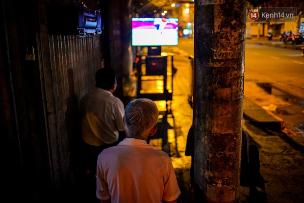 World Cup ở Sài Gòn dễ thương như cách chú Ba đem ti vi ra vỉa hè cho người lao động cùng xem - Ảnh 4.