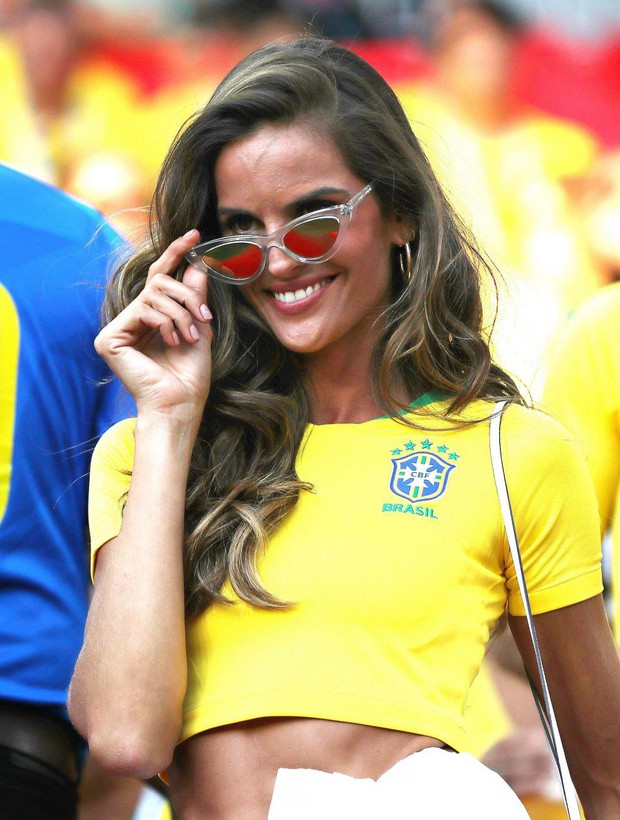 Siêu mẫu Victorias Secret rạng rỡ cổ vũ Brazil, bỏ mặc bạn trai là thủ môn tuyển Đức đang buồn bã - Ảnh 2.