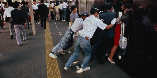Nghề nhồi người lên tàu điện ngầm - công việc mang đậm nét văn hóa Nhật và cũng chỉ có ở Nhật  - Ảnh 2.