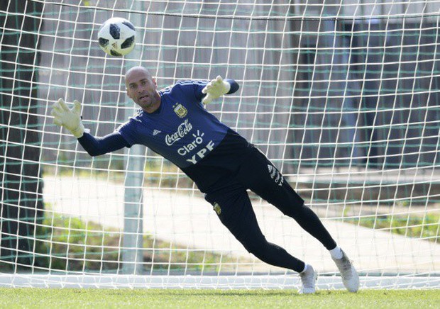 Messi và cầu thủ Argentina tập sút phạt đền trước trận gặp Pháp - Ảnh 2.