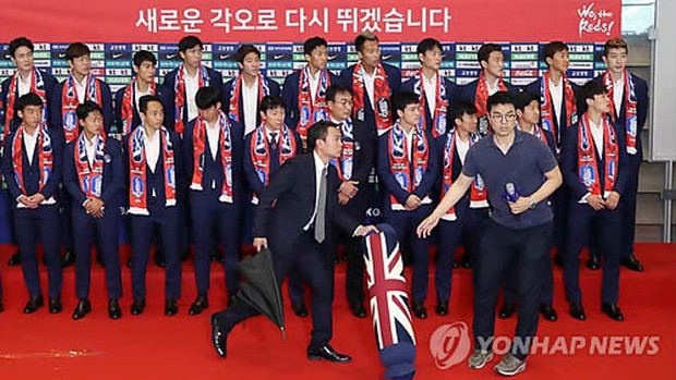 Cận cảnh cầu thủ Hàn Quốc sốc khi bị fan ném trứng và gối in cờ Anh khi trở về nước - Ảnh 4.