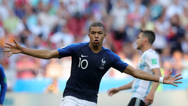 Mbappe, sao trẻ huỷ diệt Messi và Argentina, treo hình Cristiano Ronaldo đầy phòng - Ảnh 3.