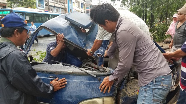 Hàng loạt cây xanh bật gốc đè nát ô tô, bảng hiệu bị hất bay tứ tung trên phố Sài Gòn vì gió lớn - Ảnh 3.