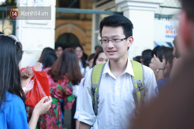 Học sinh Hà Nội lại vui vẻ rời phòng thi vì đề thi môn Toán dễ bất ngờ, không khó để được 8, 9 - Ảnh 5.