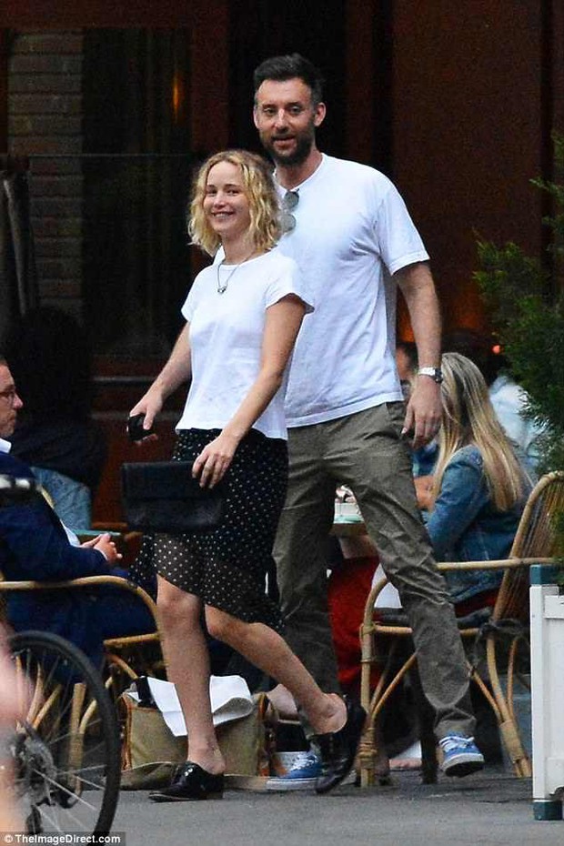 The world's sexiest beauty, Jennifer Lawrence, innocently wears bare face and messy hair to go on a date with her new boyfriend - Photo 3.