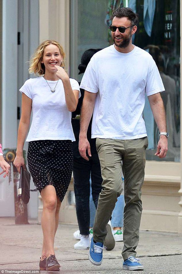 The world's sexiest beauty, Jennifer Lawrence, innocently wears her bare face and messy hair on a date with her new boyfriend - Photo 2.