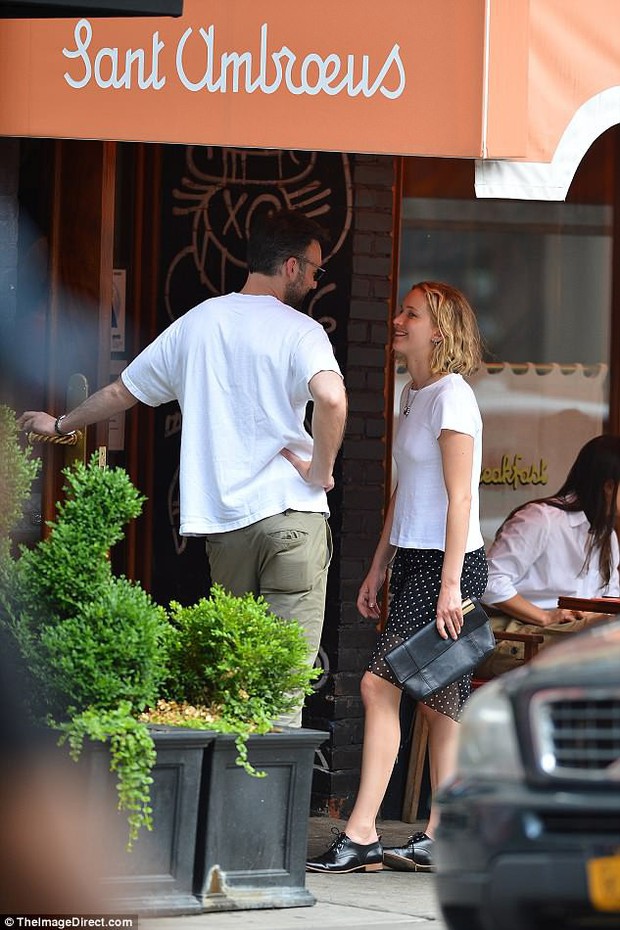 The world's sexiest beauty, Jennifer Lawrence, innocently wore bare face and messy hair to go on a date with her new boyfriend - Photo 4.