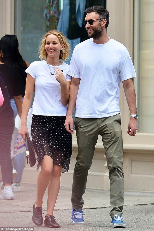 The world's sexiest beauty, Jennifer Lawrence, innocently wears bare face and messy hair to go on a date with her new boyfriend - Photo 1.