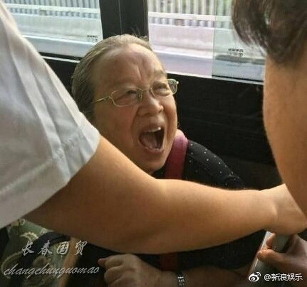 Dung Ma Ma Lý Minh Khải tuổi 82 vẫn một mình đi xe bus, vui vẻ khi được fan nhận ra - Ảnh 4.