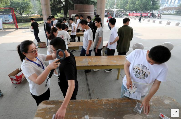 Những hình ảnh ấn tượng trong ngày thi đại học đầu tiên ở Trung Quốc - kỳ thi khắc nghiệt nhất thế giới - Ảnh 1.