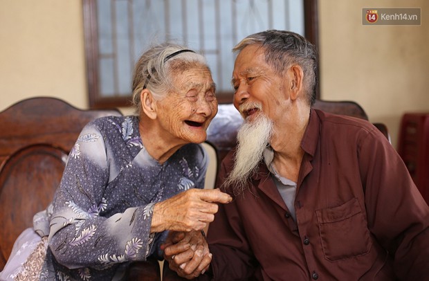 Nhiếp ảnh gia người Pháp chụp bộ ảnh đôi vợ chồng 94 tuổi và phía sau đó là một cổ tích tình già siêu dễ thương ở làng rau Trà Quế - Ảnh 2.