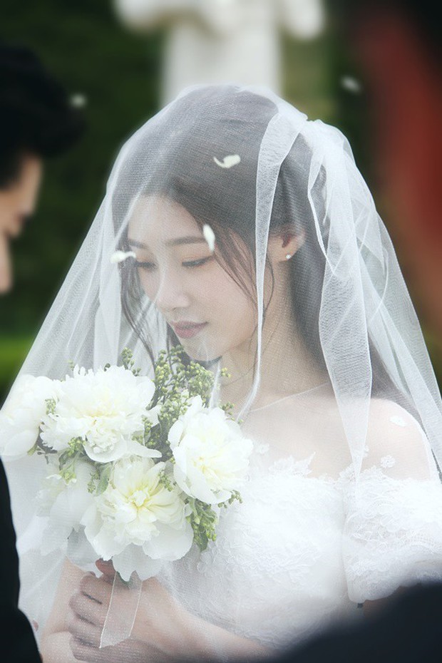 Nữ thần Chaeyeon hóa cô dâu xinh như mộng trong clip nhá hàng MV… không phải của MOMOLAND - Ảnh 1.