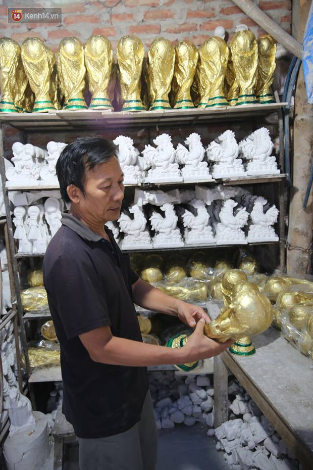 Cặp vợ chồng ở làng gốm Bát Tràng dự tính thu về 240 triệu sau khi tung 3.000 chiếc Cúp vàng siêu rẻ ra thế giới trong mùa World Cup - Ảnh 1.