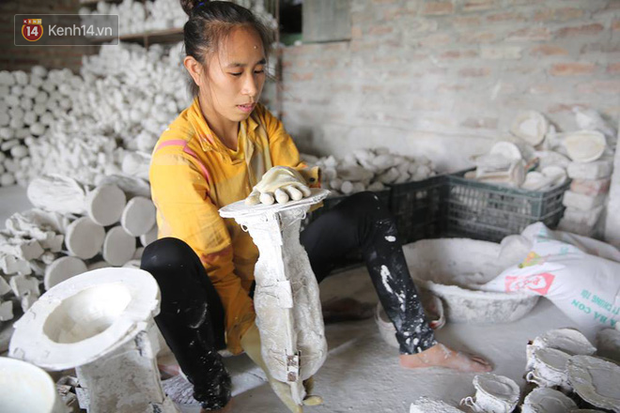 Cặp vợ chồng ở làng gốm Bát Tràng dự tính thu về 240 triệu sau khi tung 3.000 chiếc Cúp vàng siêu rẻ ra thế giới trong mùa World Cup - Ảnh 3.