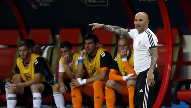 Đến cuối cùng, HLV Argentina vẫn chỉ biết nịnh bợ Messi - Ảnh 2.